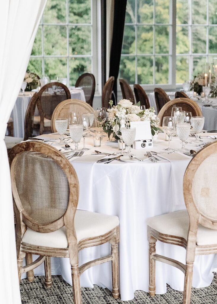 Une table de mariage somptueusement dressée avec mobilier loué, belles fleurs et nappe élégante, reflétant un budget de 65K$ à Québec par Emmanuelle Weddings.