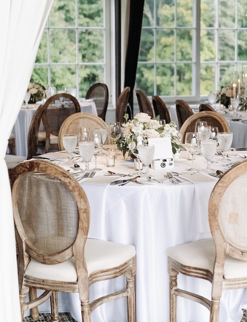 Are you dreaming of a wedding in Quebec City that embodies luxury and sophistication yet fits in a budget of CA $65,000? View this exquisitely decorated table with luxury chairs, elegant tablecloths, and opulent floral arrangements.