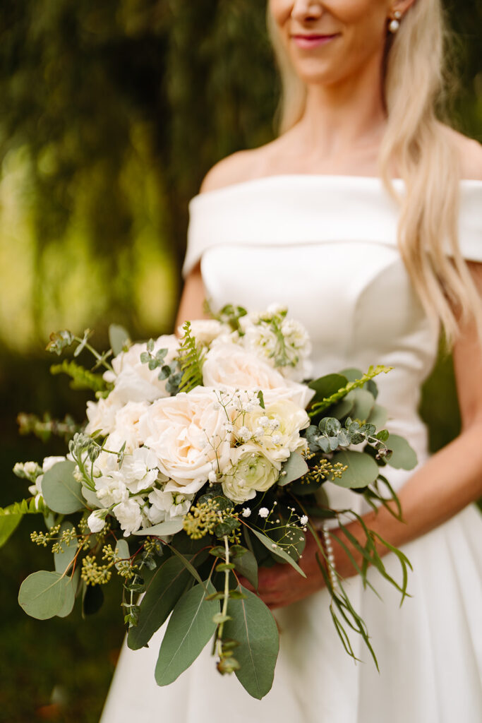 Bouquet de mariée exquis capturé à Québec, composé de fleurs sélectionnées avec soin, reflétant l'expertise d'Emmanuelle Weddings.