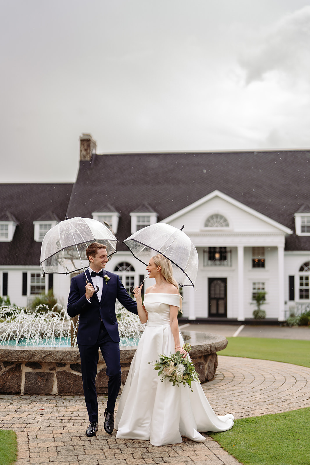 Un couple se tient devant un lieu de mariage spectaculaire à Québec, symbolisant un mariage de luxe à 65K$ planifié par Emmanuelle Weddings.