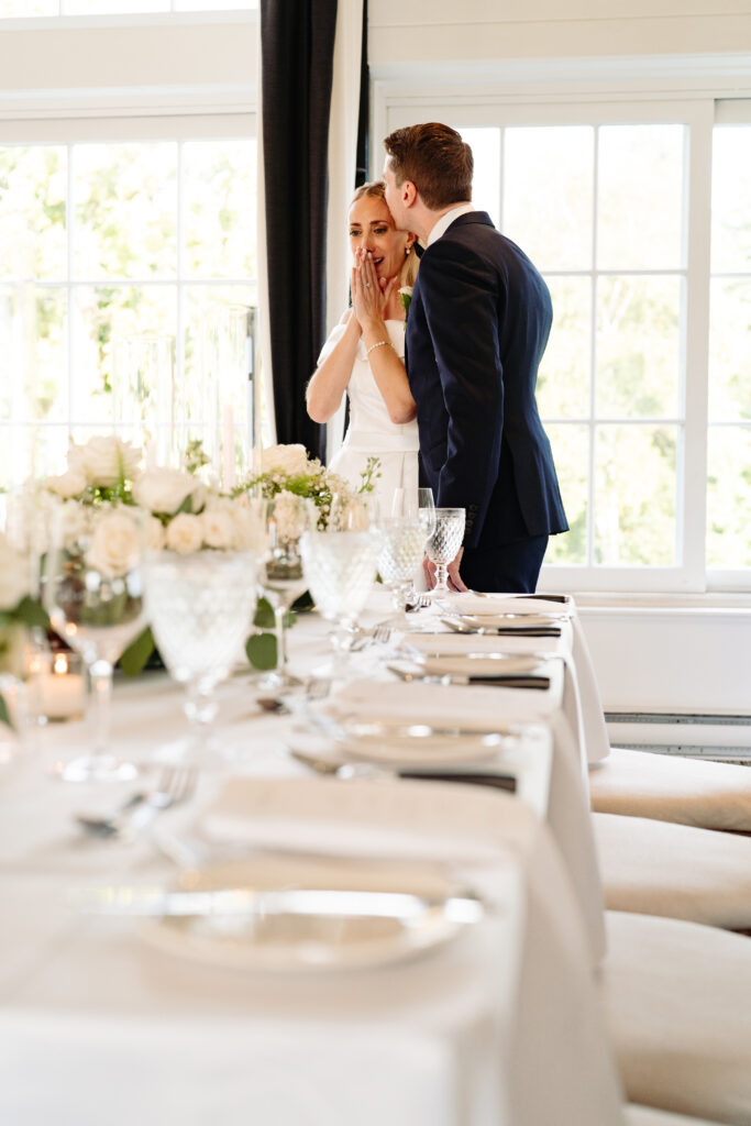 Dévoilement de la salle de réception aux mariés, organisé par Emmanuelle Weddings, montrant un décor élégant et accueillant.