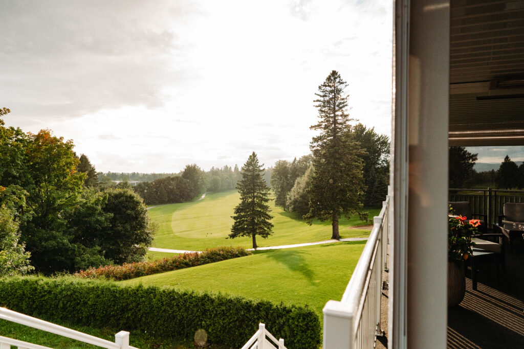 errain de golf avec vue magnifique à Québec, idéal pour une cérémonie de mariage en plein air organisée par Emmanuelle Weddings.